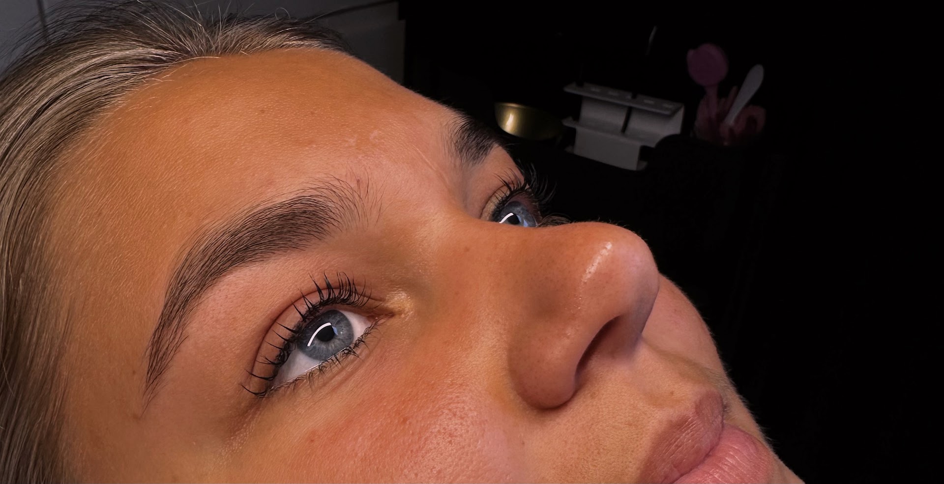 Close-up van een lashlift behandeling